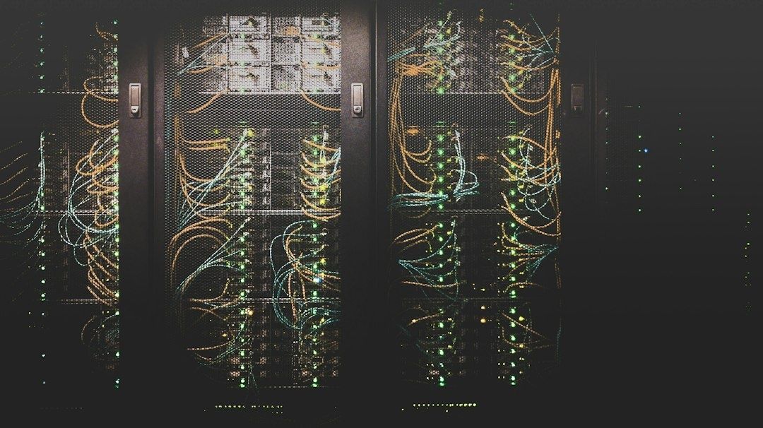Serverrack med blinkande lampor och tätt anslutna nätverkskablar